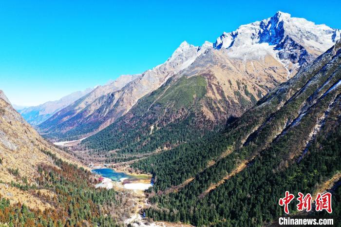 畢棚溝景區(qū)風光?！“苍?攝