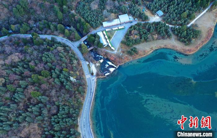 畢棚溝景區(qū)風光?！“苍?攝