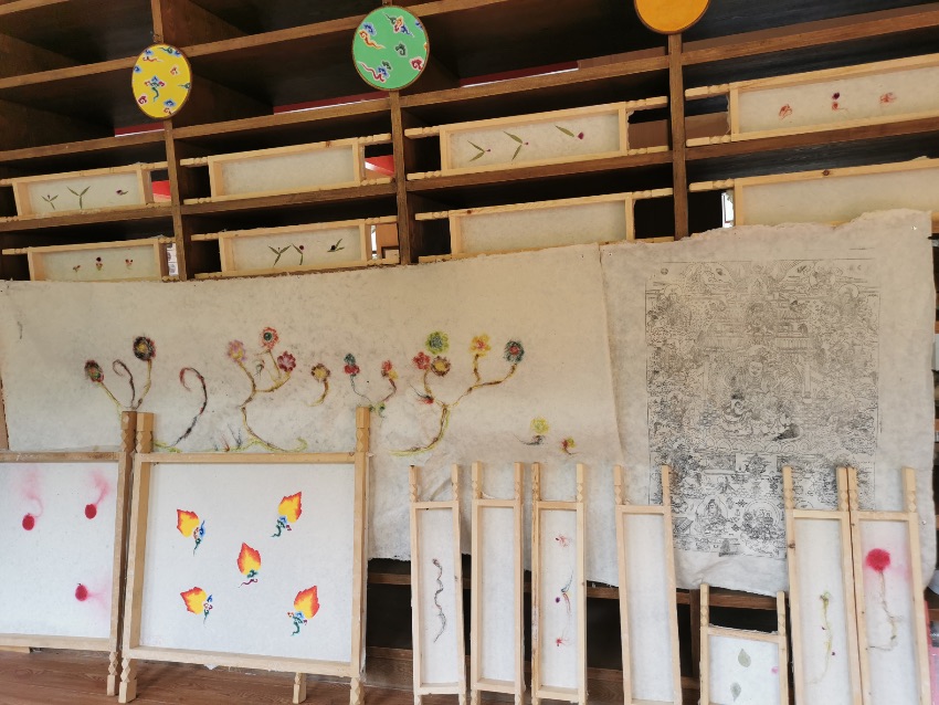 充巴傳統(tǒng)藏紙。德格縣融媒體中心供圖