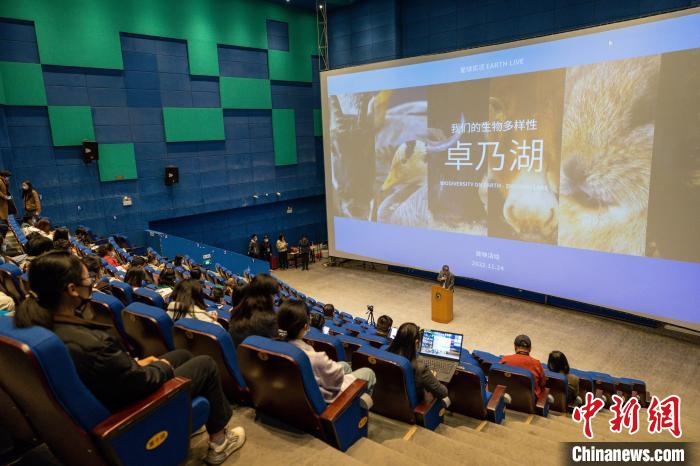 圖為首映式現(xiàn)場?！⊥踽?攝