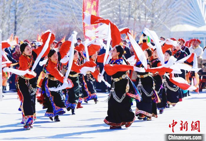 圖為玉樹群眾在廣場(chǎng)內(nèi)載歌載舞?！●R銘言 攝