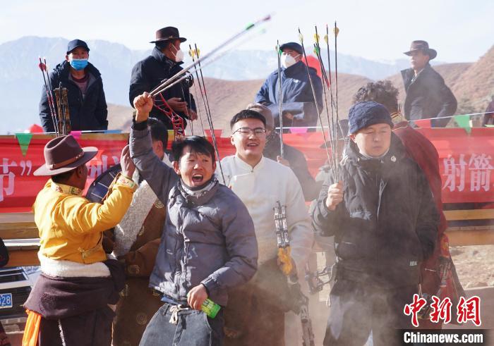 圖為藏族民眾跺腳歡呼慶祝弓箭手射中靶心?！●R銘言 攝
