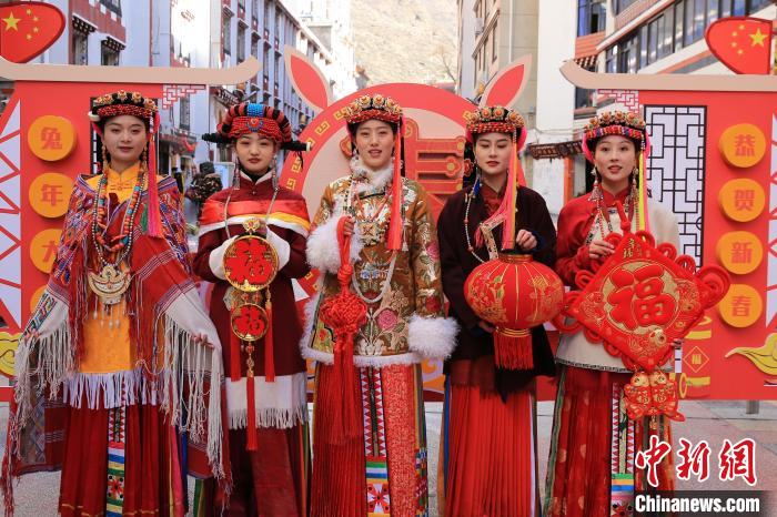 丹巴美女送祝福，迎新年?！±钣腊?攝