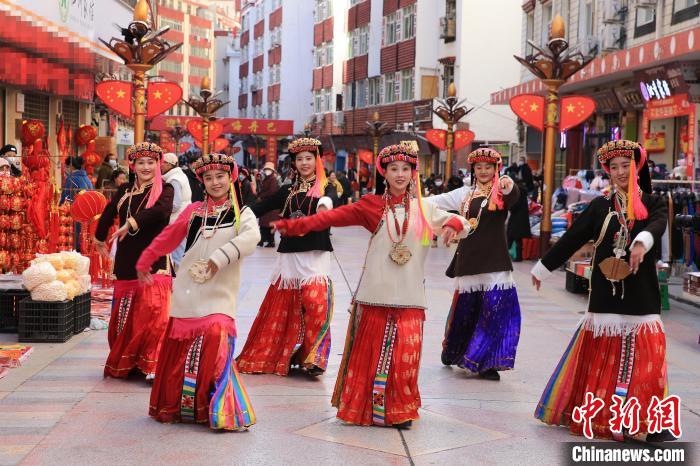 丹巴女孩在街頭跳起歡快歌舞迎接新年到來?！〖o 攝