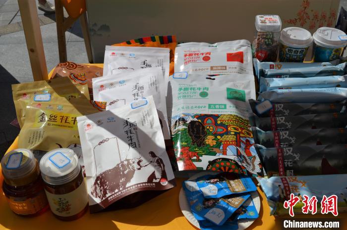 推介活動(dòng)上的農(nóng)特產(chǎn)品展示。　朱凌捷 攝