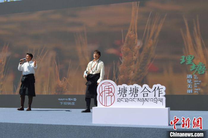 “康巴漢子”現(xiàn)場(chǎng)獻(xiàn)唱?！≈炝杞?攝