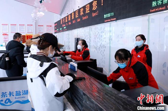 圖為茶卡鹽湖景區(qū)開園迎客?！⊥跎鷺s 攝