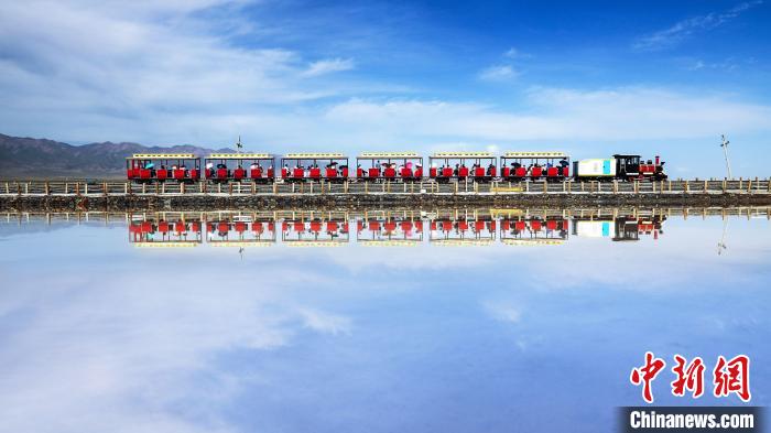 圖為茶卡鹽湖上的小火車。(資料圖) 王生榮 攝