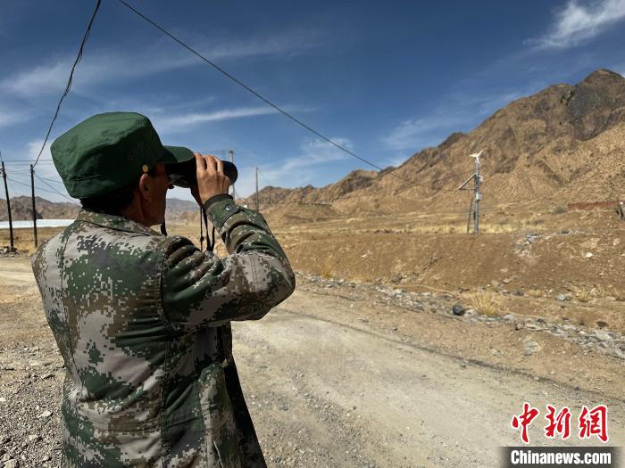 圖為文物保護(hù)員費生平正在巡查?！±铍h 攝