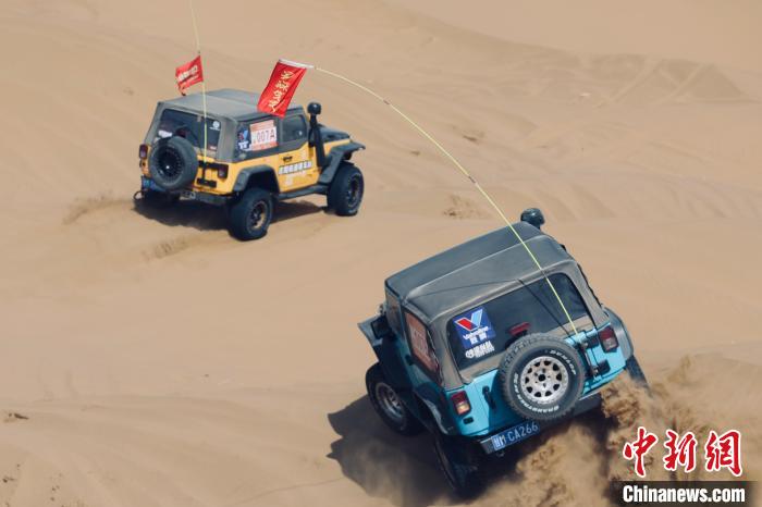 圖為高原沙漠機車越野挑戰(zhàn)賽現(xiàn)場?！≠F南縣委宣傳部供圖