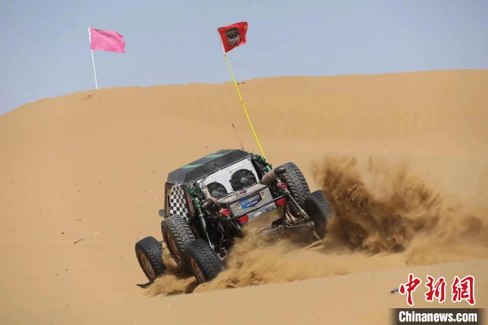 圖為高原沙漠機車越野挑戰(zhàn)賽現(xiàn)場。　貴南縣委宣傳部供圖