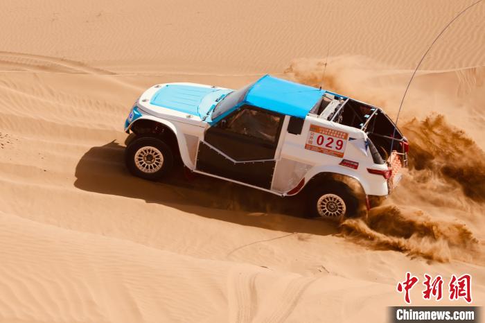 圖為高原沙漠機車越野挑戰(zhàn)賽現(xiàn)場?！≠F南縣委宣傳部供圖