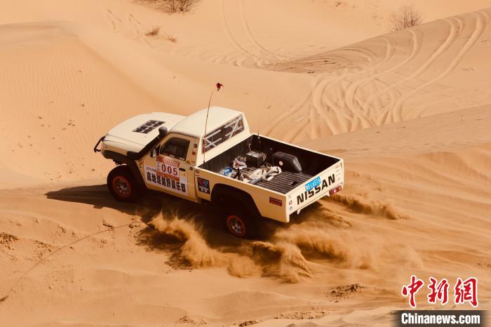 圖為高原沙漠機車越野挑戰(zhàn)賽現(xiàn)場?！≠F南縣委宣傳部供圖