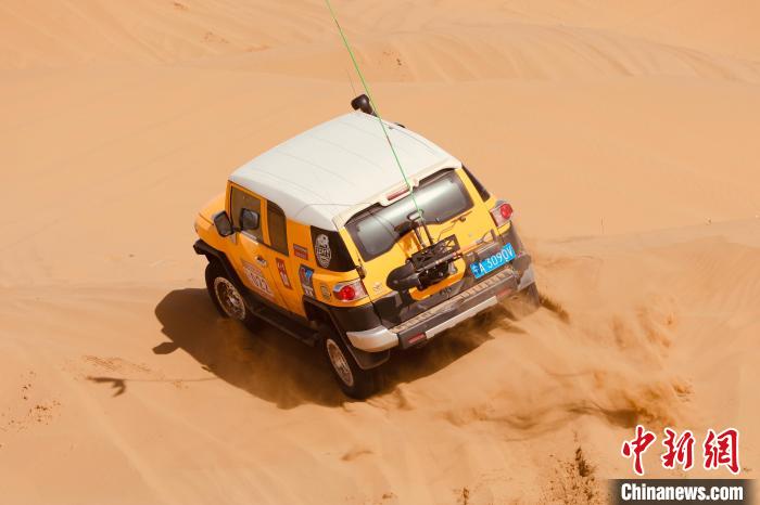 圖為高原沙漠機車越野挑戰(zhàn)賽現(xiàn)場?！≠F南縣委宣傳部供圖