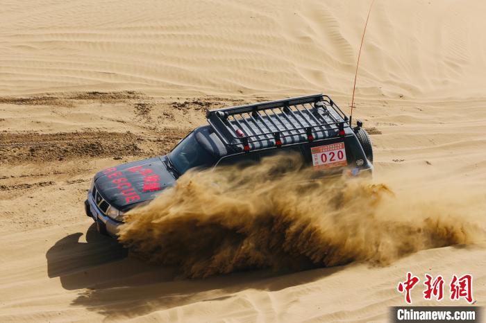 圖為高原沙漠機車越野挑戰(zhàn)賽現(xiàn)場?！≠F南縣委宣傳部供圖