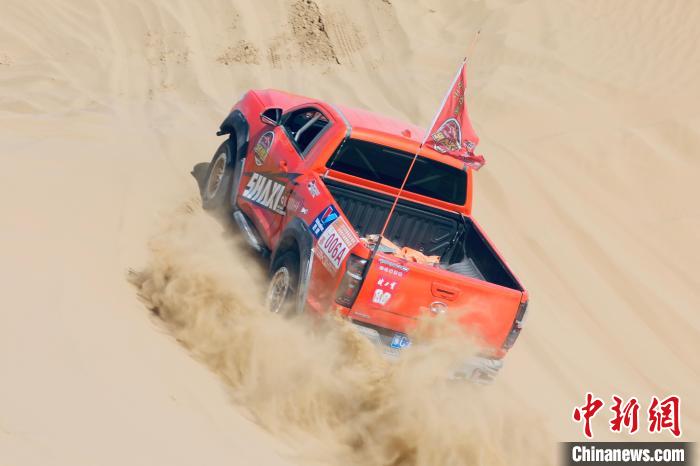 圖為高原沙漠機車越野挑戰(zhàn)賽現(xiàn)場?！≠F南縣委宣傳部供圖