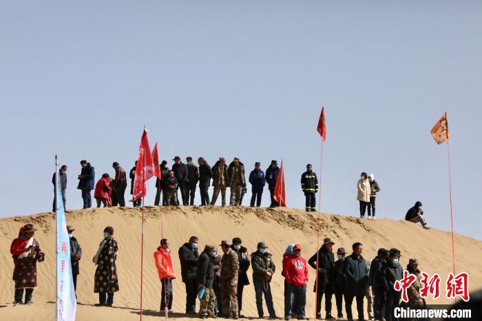 圖為來自各地的觀眾觀看比賽。　貴南縣委宣傳部供圖