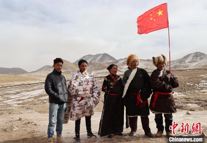 圖為青海省治多縣索加鄉(xiāng)干部群眾。(資料圖) 治多縣委宣傳部 供圖