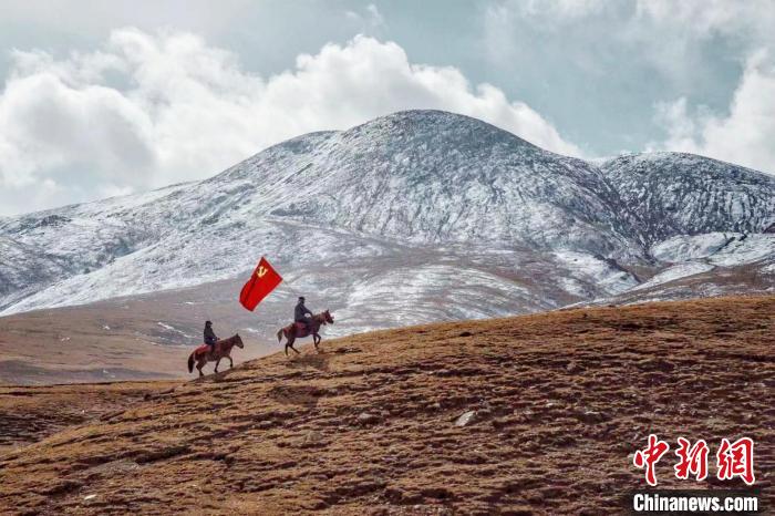 圖為青海省治多縣索加鄉(xiāng)干部群眾。(資料圖) 治多縣委宣傳部 供圖