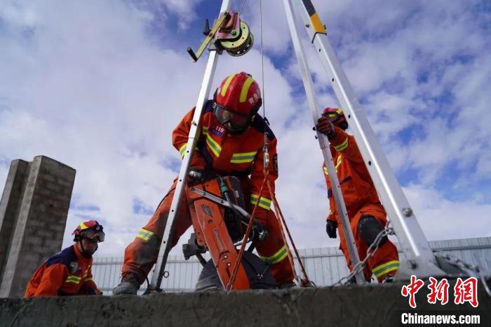 圖為地震實戰(zhàn)拉動現(xiàn)場，參演人員正在進行垂直救援項目?！∮駱湎拦﹫D