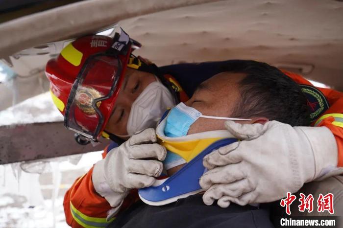 圖為地震實戰(zhàn)拉動現(xiàn)場，參演人員正在進行車輛事故救援項目?！∮駱湎拦﹫D