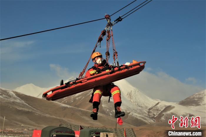 圖為地震實戰(zhàn)拉動現(xiàn)場，參演人員正在進行懸崖救助項目?！∮駱湎拦﹫D