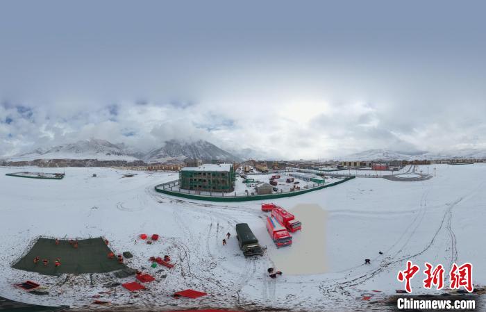 圖為地震實戰(zhàn)演練現(xiàn)場全景?！∮駱湎拦﹫D