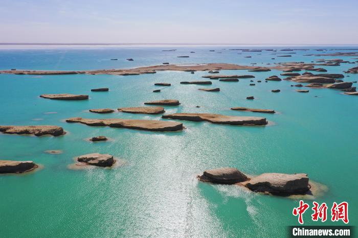 航拍青海大柴旦烏素特水上雅丹奇特景觀。　馬銘言 攝