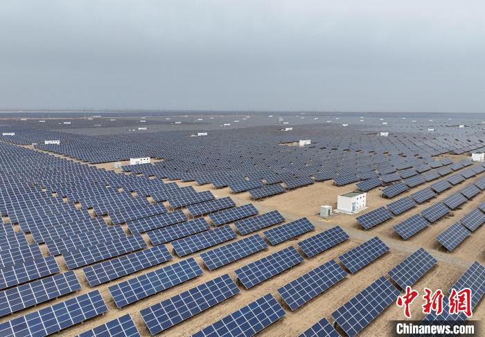 圖為航拍青海省海南藏族自治州共和縣塔拉灘光伏產(chǎn)業(yè)園。　祁增蓓 攝