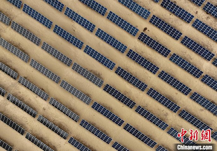 圖為航拍青海省海南藏族自治州共和縣塔拉灘光伏產(chǎn)業(yè)園?！∑钤鲚?攝