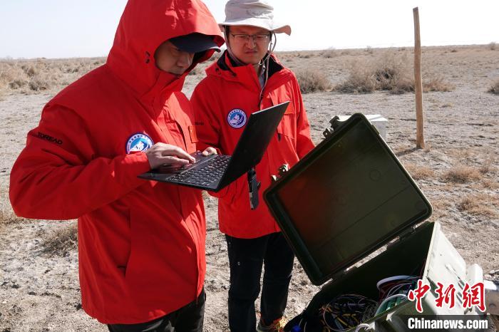 格爾木草地站，青藏科考隊(duì)員采集觀測數(shù)據(jù)?！?lt;a target='_blank' href='/'><p  align=