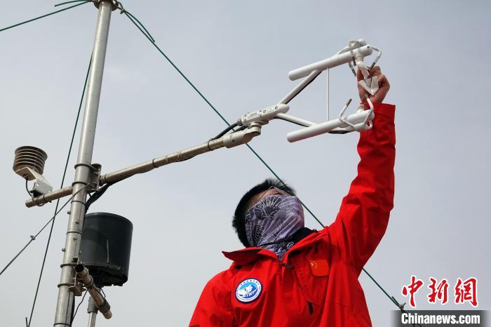 格爾木草地站，青藏科考隊(duì)員維護(hù)科研設(shè)備?！?lt;a target='_blank' href='/'><p  align=