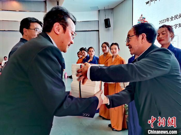 圖為贈(zèng)送叢書(shū)?！?zhí)砀?攝