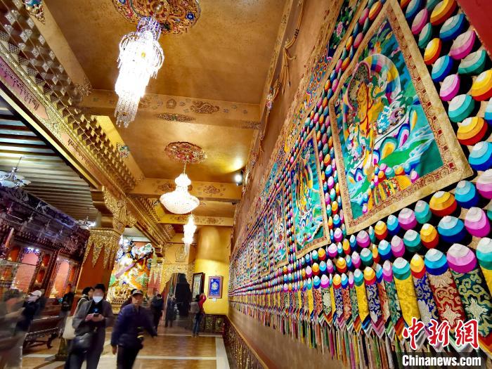 圖為仁俊畫(huà)院內(nèi)的堆繡?！?zhí)砀?攝