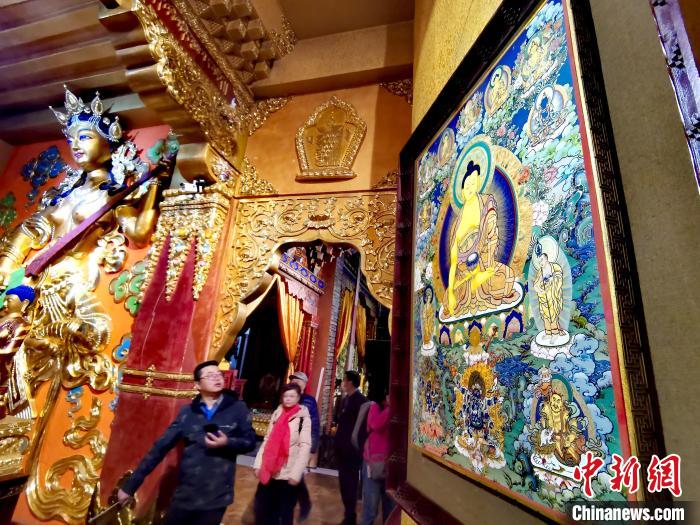 圖為仁俊畫(huà)院內(nèi)的唐卡。　張?zhí)砀?攝