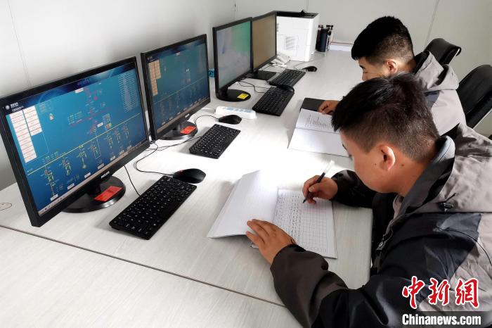 圖為光伏發(fā)電項目升壓站監(jiān)控室。　李雋 攝