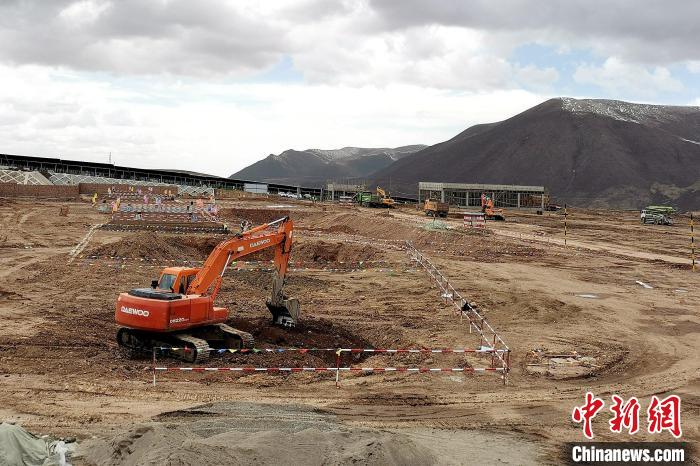 圖為光伏發(fā)電項目施工區(qū)正在抓緊施工。　李雋 攝