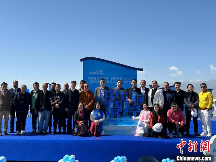 圖為國(guó)內(nèi)眾多詩(shī)人在茶卡鹽湖景區(qū)合影。　劉洋 攝