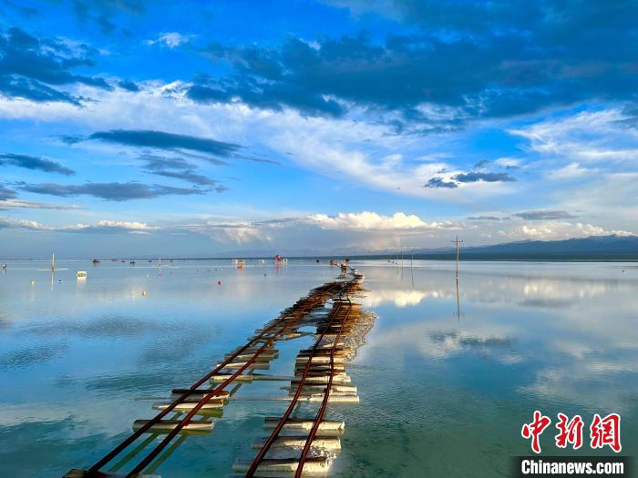 圖為茶卡鹽湖景區(qū)風(fēng)光。　劉洋 攝