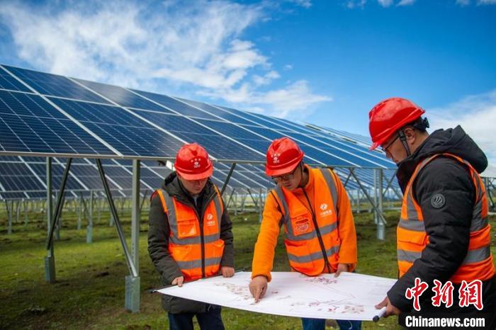 施工技術(shù)人員正在認(rèn)真核查柯拉一期光伏電站相關(guān)設(shè)計(jì)數(shù)據(jù)等?！⒅铱?攝