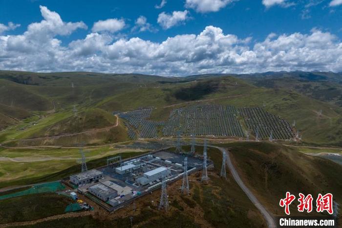 航拍建成投運(yùn)的柯拉一期光伏電站升壓站。　劉忠俊 攝