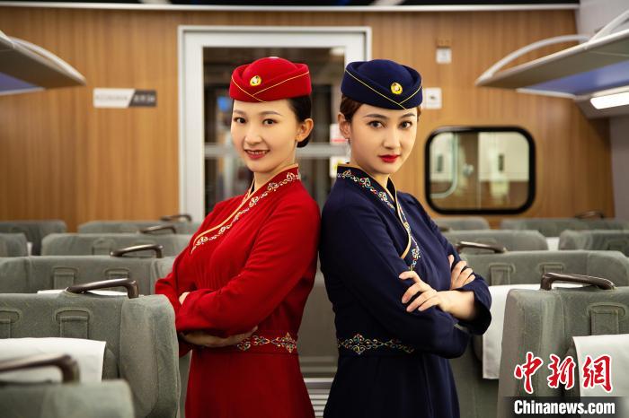 圖為整體色彩以“深藏青”和“喇嘛紅”為主調(diào)的西格段“復(fù)興號”動車組乘務(wù)員新制服?！±罾?攝