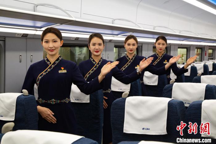 圖為身穿新制服的青藏鐵路西格段“復(fù)興號”動車組乘務(wù)員。　李磊 攝