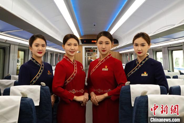 圖為整體色彩以“深藏青”和“喇嘛紅”為主調(diào)的西格段“復(fù)興號”動車組乘務(wù)員新制服。　李磊 攝