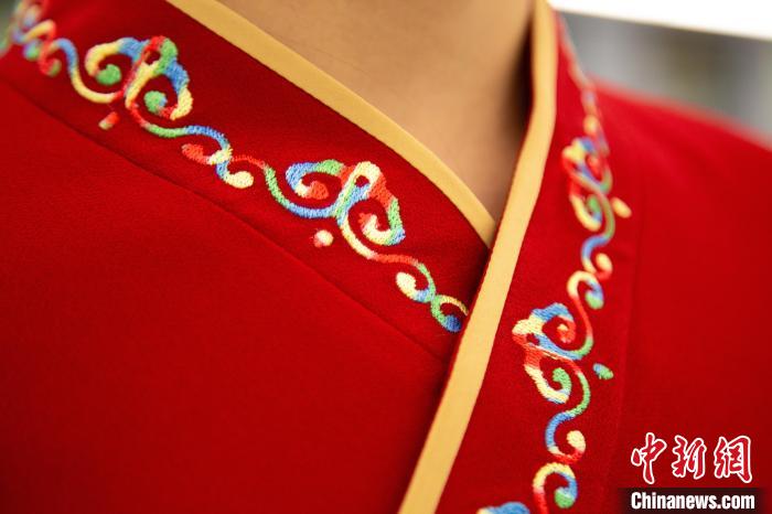 圖為新制服領(lǐng)口點(diǎn)綴有蒙古特色的烏力吉紋繡花?！±罾?攝