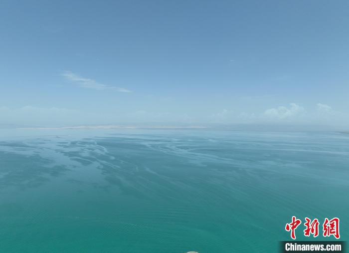 圖為航拍仲夏時節(jié)，青海湖水天一色。　祁增蓓 攝