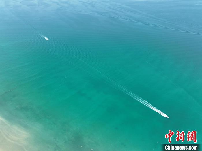 圖為航拍仲夏時節(jié)，青海湖湖水碧波蕩漾?！∑钤鲚?攝