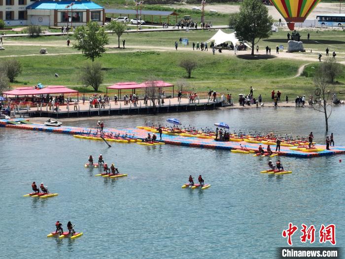 圖為航拍游客青海湖二郎劍景區(qū)體驗娛樂項目?！∑钤鲚?攝