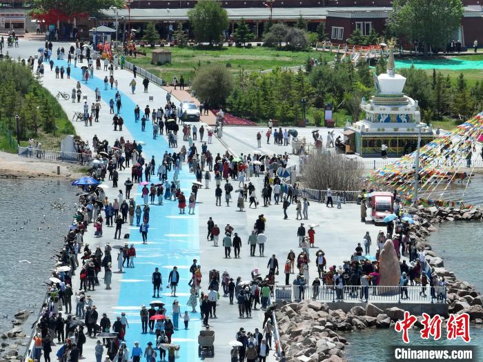 圖為航拍青海湖二郎劍景區(qū)游客眾多。　祁增蓓 攝