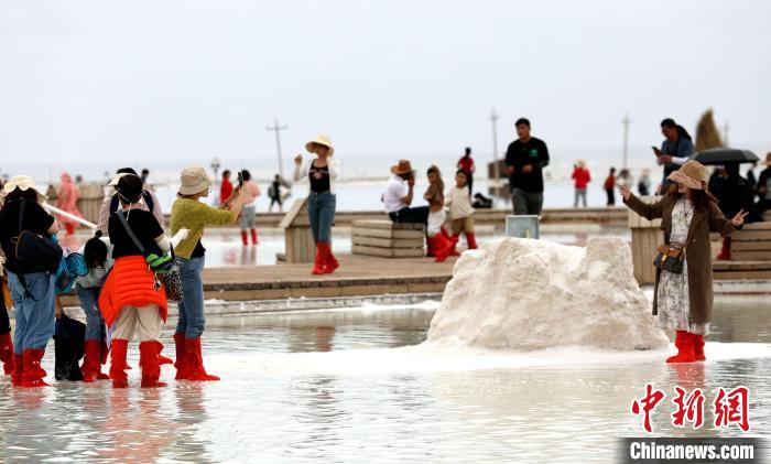 圖為游客在茶卡鹽湖拍照?！⊙Φ?攝